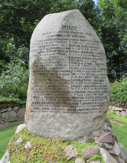 Der Gedenkstein für die 26 jungen Männer, die aus Hviding Sogn kamen und im Ersten Weltkrieg fielen - auf deutscher Seite gezwungen. Foto: Charlotte Lindhardt.